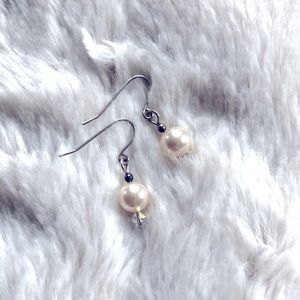 2/$25! ⭐️‎ Faux pearl wire hook earrings